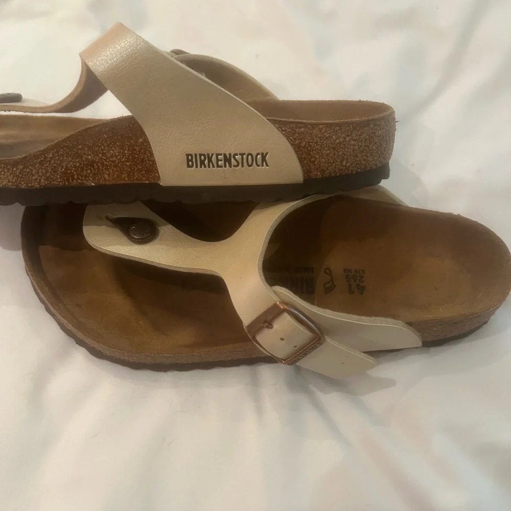Birkenstock Gizeh Gold Sandals Size 10/41 - Picture 2 of 5